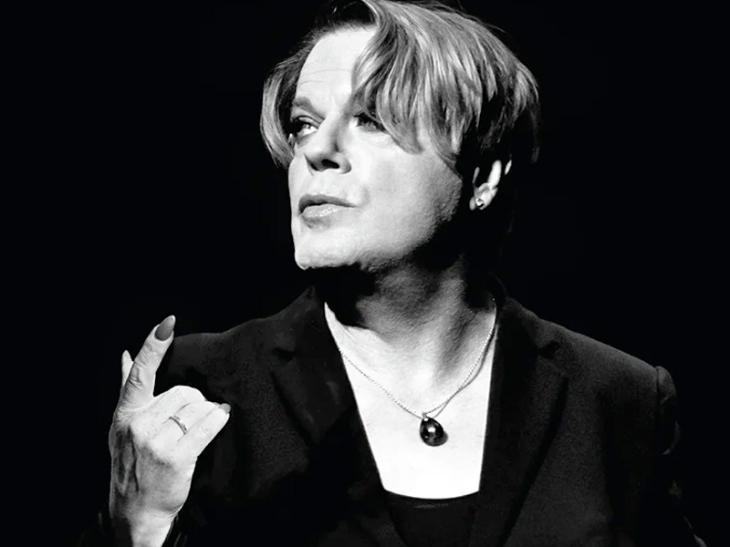 Eddie Izzard performing a solo Hamlet production