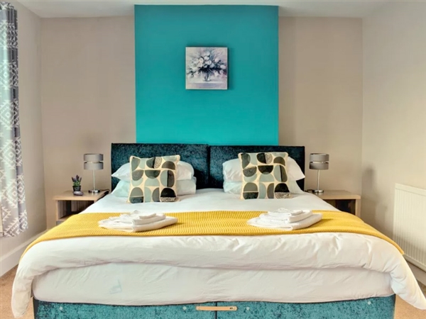 Cheltenham Serviced Apartments sleeps 4 with private parking for two cars