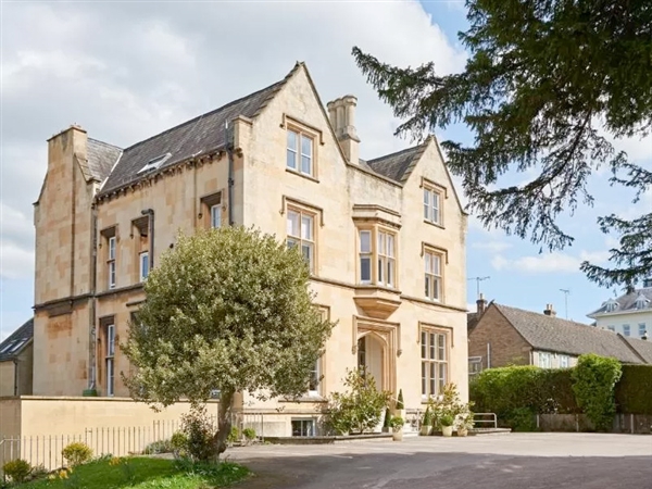 Cotswold Grange Hotel is near Cheltenham town centre, Pittvile Park and Cheltenham Racecourse