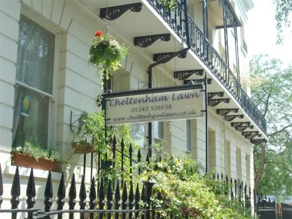 Cheltenham Lawn and Pittville Gallery is located near to the famous Pittville Pump Room and Cheltenham Racecourse