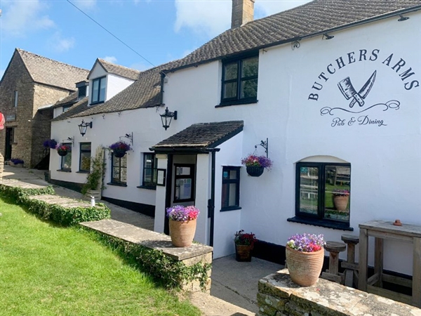 The Butchers Arms at Oakridge Lynch - a traditional country pub in the Cotswolds