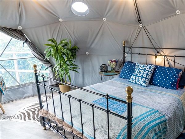 Experiemce the Cotswolds with a unique Glamping Dome at Far Peak