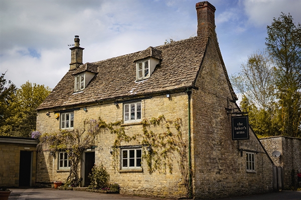 The Baker’s Arms – a cosy Cotswold pub near the Cotswold Lakes.