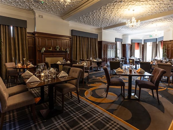 Herberts at DoubleTree by Hilton Cheltenham-Cotswolds – modern British dining with charm.